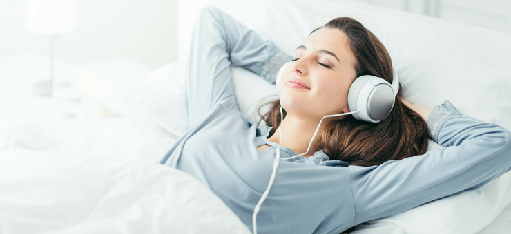 mujer escuchar musica