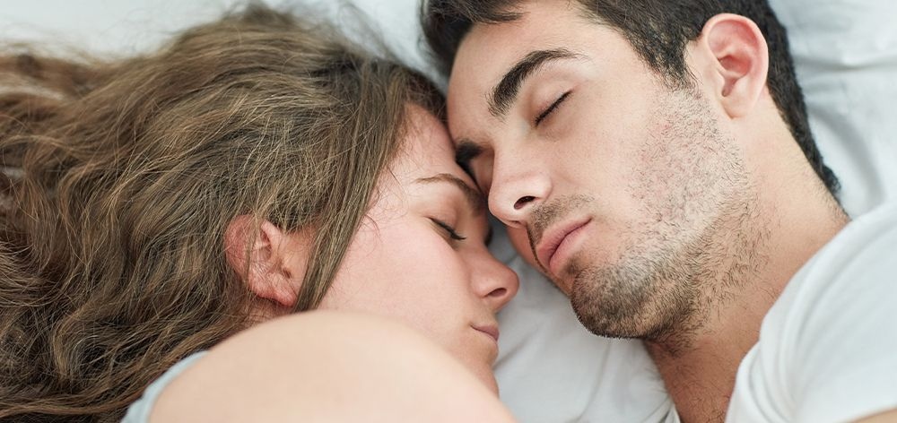 mejores posiciones dormir pareja