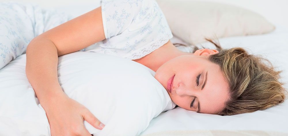 beneficios abrazar almohada dormir