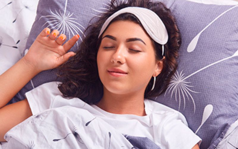 postura dormir cama matrimonial