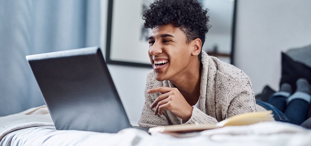 como usar laptop cama