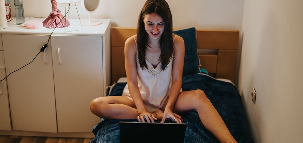 como utilizar laptop cama manera segura