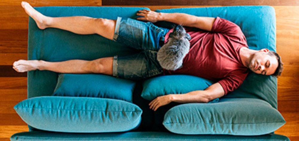 consecuencias dormir sillon dolores musculares